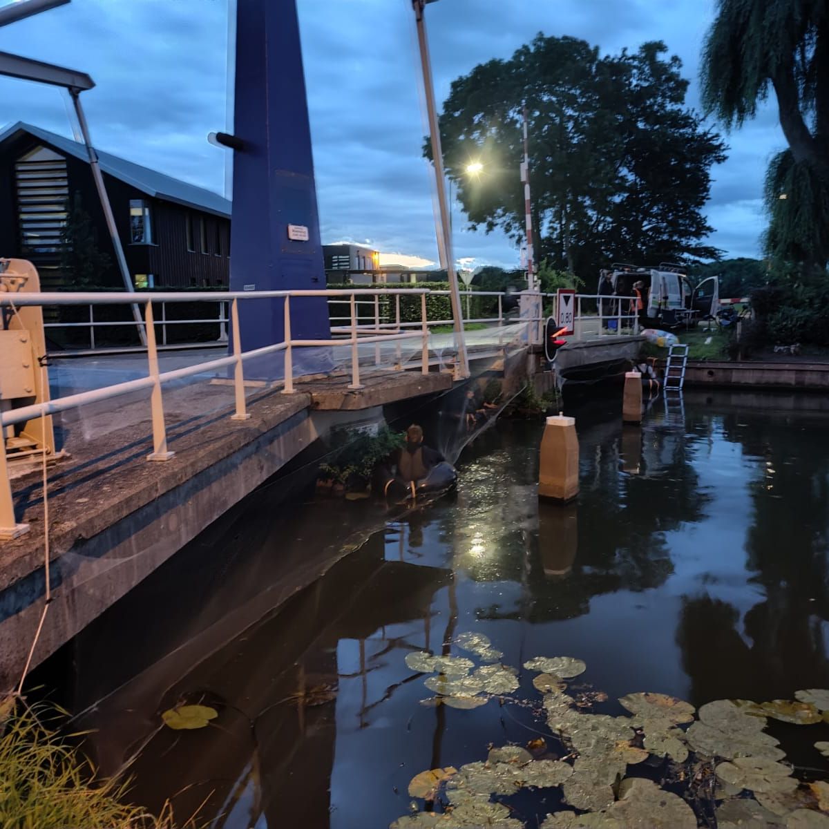 op een zomernacht hangt er een net onder een brug